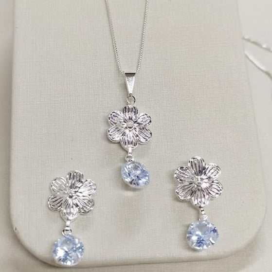 Conjunto Flor Prata com Pedra